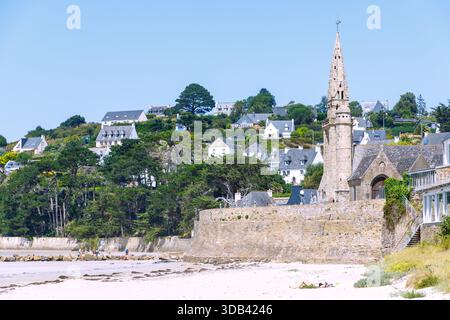 Strand von Saint-Michel-en-Grève mit Pfarrkirche und Cimetiere Marin an der Cote des Bruyères, Cotes d'Armor, Bretagne, Frankreich Stockfoto