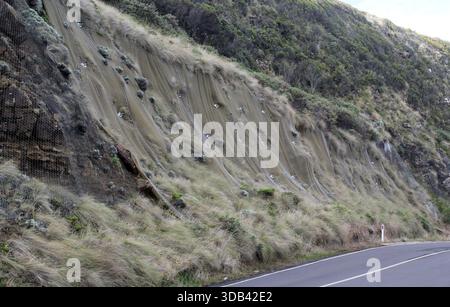 Hanglage verstärkt mit Mesh, um Steinstürze auf Asphaltstraßen zu verhindern Stockfoto