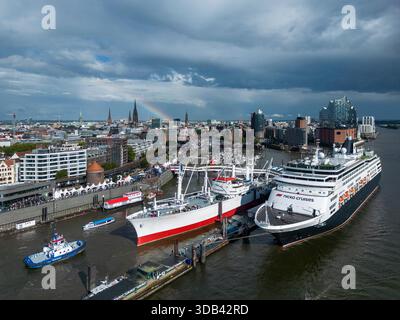 Aus der Vogelperspektive des Kreuzfahrtschiffes Vasco da Gama (nicko Cruises), das während der Hamburg Cruise Days 2025 an der Überseebrücke an der Elbe anlegt, mit der El Stockfoto