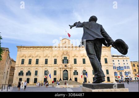 Bronzestatue von Manwel Dimech (1860-1921) vor der Auberge de Castille, Castille Square, Valletta, Malta, Südeuropa Stockfoto