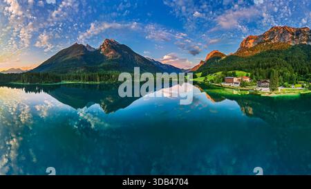 Panorama mit Morgenatmosphäre am Hintersee mit Hochkalter und Reiteralm, Hintersee, Berchtesgadener Alpen, Berchtesgaden, Oberbayern, Bayern, Deutschland Stockfoto