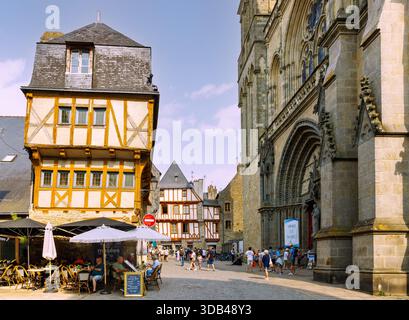 Place Saint-Pierre mit Fachwerkhäusern, Café und Kathedrale St-Pierre in Vannes, Morbihan, Bretagne, Frankreich Stockfoto