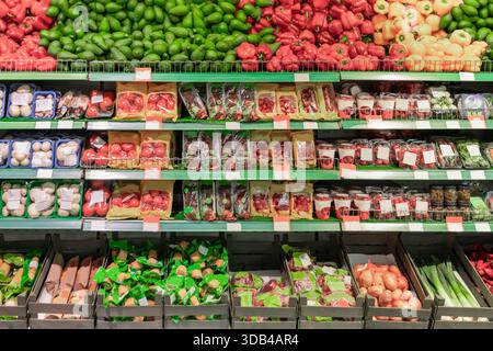 Supermarkt mit Gemüse und Obst. Vegetarischer Teil in einem modernen Soutzermarkt, schöne Ausstellung von frischen Produkten für Vegetarier. Stockfoto