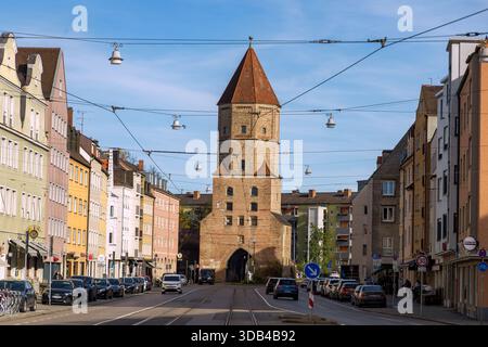 Jakobertor und Häuser in der Jakoberstraße, Augsburg, Schwaben, Bayern, Deutschland Stockfoto