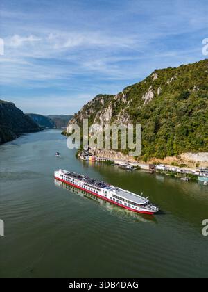 Luftaufnahme des Flusskreuzfahrtschiffs Celina (nicko-Kreuzfahrten) an den Eisernen Toren an der Donau, Eșelnița, Mehedinți, Rumänien, Europa Stockfoto
