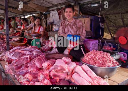 Lächelnde Frau an einem Fleischstand auf dem Morgenmarkt, Luang Prabang, Luang Prabang District, Luang Prabang, Laos, Asien Stockfoto