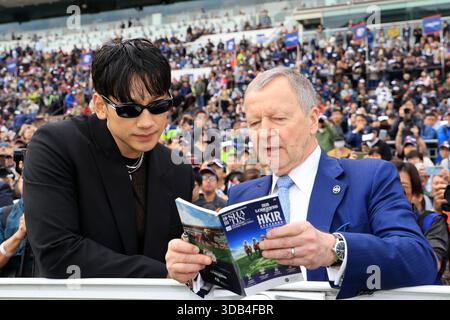 14.12.2025, Hong Kong, Hongkong, CHN - der koreanische Sänger Rain Left und Winfried Engelbrecht-Bresges, CEO des Hong Kong Jockey Clubs, werfen einen Blick in die Rennbahn der Internationalen Rennen. SHA Tin Rennbahn. Engelbrecht-Bresges, Saenger, Regen, Porträt, Porträt, Rennprogramm 251214D516HONGKONG.JPG *** 14 12 2025, Hong Kong, Hongkong, CHN koreanischer Sänger Rain Left und Winfried Engelbrecht Bresges, CEO des Hong Kong Jockey Clubs, werfen einen Blick in die Rennbahn der International Races Sha Tin Rennbahn Engelbrecht Bresges, Saenger, Rain, Portrait, Portraet, Rennprogramm 251214D516HONGKONG JP Stockfoto