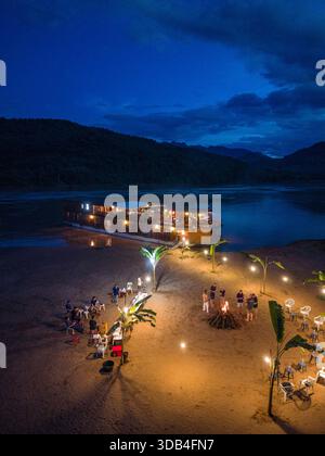 Blick auf die Windlichter und ein Barbecue-Dinner für die Gäste des Boutique-Flusskreuzfahrtschiffes Mekong Sun (Lernidee Erlebnisreisen), das in der Abenddämmerung an einem ankert Stockfoto