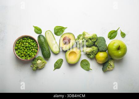 Verschiedene grüne Gemüse und Obst Stockfoto