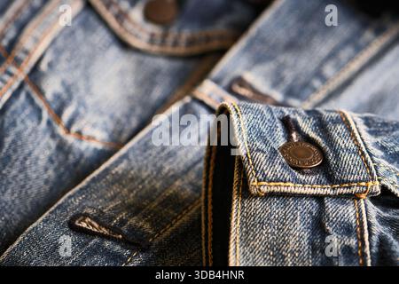 Blaue Denim Trucker Jacke In Nahaufnahme Stockfoto