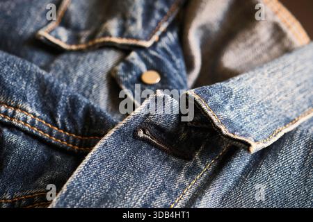 Blaue Denim Trucker Jacke In Nahaufnahme Stockfoto