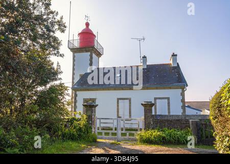 Steinmauer und Holztor Leuchtturm in Morgat in Bretagne, Frankreich Stockfoto