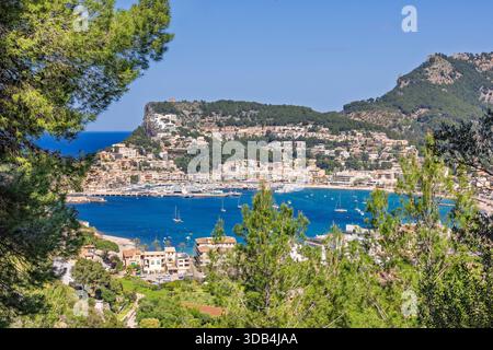 Blick auf Port de Sóller auf mallorca auf einen sonnigen Sommertag Stockfoto