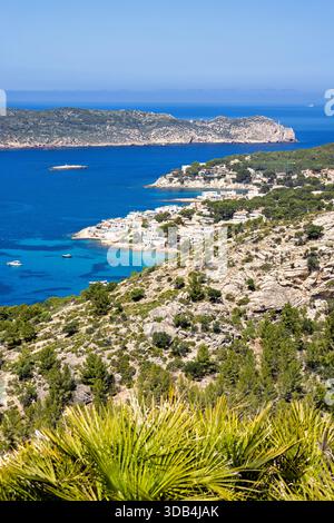 Blick auf das Meer auf eine felsige Küste auf Mallorca mit dem mittelmeer von einem Berg Stockfoto