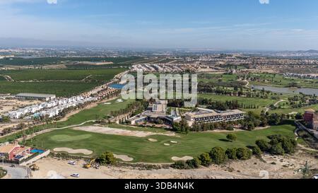 Luftbild des Golfplatzes, des Resorthotels und der nahe gelegenen Häuser, umgeben von Ackerland und Natur Stockfoto