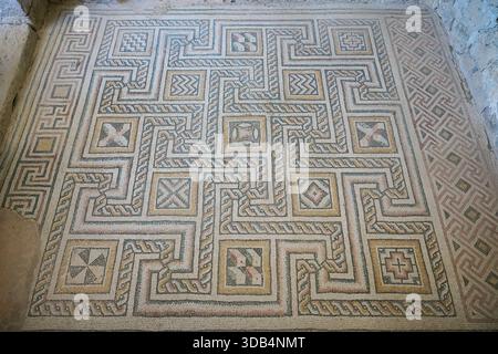 NEVSEHIR, TURKIYE - 9. AUGUST 2025: Mosaiken in der antiken Stadt Sobesos Stockfoto