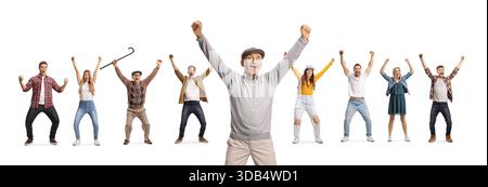 Ein älterer Mann, der vor Menschen jubelt, die Glücksgefühle geben und in einer Reihe steht, isoliert auf weißem Hintergrund Stockfoto