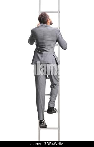 Rückansicht eines Mannes in einem grauen Anzug, der eine Leiter auf weißem Hintergrund klettert Stockfoto