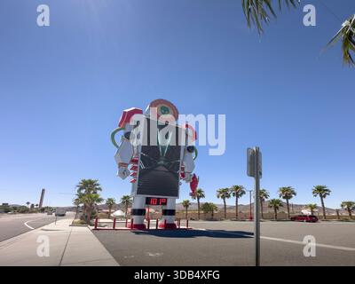 Baker, Kalifornien, USA - 14.08.2024: Ein Blick auf ein Alien Fresh ruckiges LCD-Display Wahrzeichen. Stockfoto