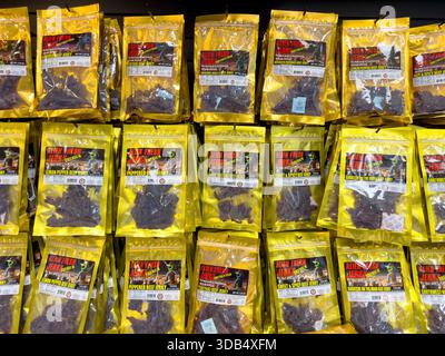 Baker, Kalifornien, USA - 14.08.2024: Ein Blick auf mehrere Packungen Rindfleisch Jerky, ausgestellt bei Alien Fresh Jerky. Stockfoto