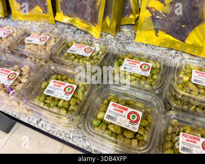 Baker, Kalifornien, USA - 14.08.2024: Ein Blick auf mehrere Pakete mit gewürzten Pistazien, ausgestellt im Alien Fresh Jerky. Stockfoto