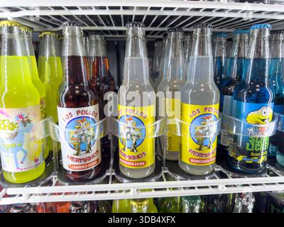 Baker, Kalifornien, USA - 14.08.2024: Eine Ansicht mehrerer Flaschen Los Pollos Hermanos Soda, ausgestellt im Laden. Stockfoto