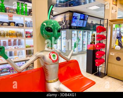 Baker, Kalifornien, USA - 14. August 2024: Ein Blick auf eine Alien-Statue bei Alien Fresh Jerky. Stockfoto