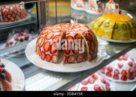 Erdbeer-Obstkuchen im Fruit Parlor Kajitsuen, Bahnhof Tokio, Chuo City, Tokio, Japan Stockfoto