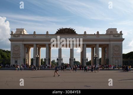 Eingang zum Gorki-Park in Moskau mit monumentaler Kolonnade und Menschenmassen Stockfoto
