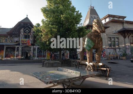 Mit Graffiti bedeckter Berner Platz mit Trojanischen Pferdeskulpturen und Tischtennistisch im Freien Stockfoto