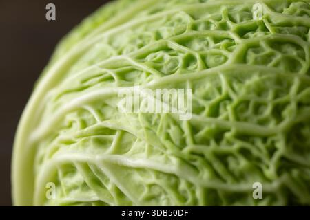 Eine Nahaufnahme der Textur eines savoyenkohls. Stockfoto