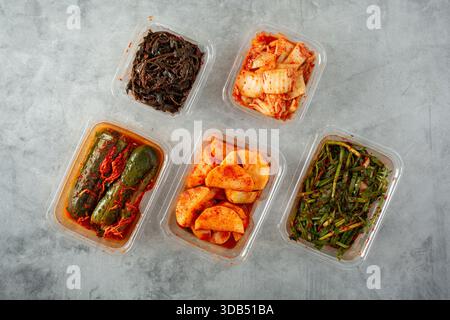 Eine Draufsicht auf eine Vielzahl von Kimchi in Kunststoffbehältern. Stockfoto