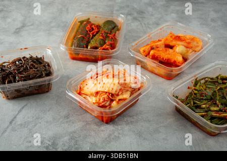 Ein Blick auf eine Vielzahl von Kimchi in Plastikbehältern. Stockfoto