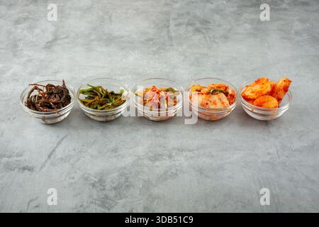 Ein Blick auf eine Reihe verschiedener Kimchi. Stockfoto