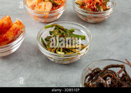 Ein Blick auf eine kleine Glasschale mit Schnittlauchkimchi. Stockfoto
