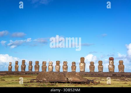 Gruppe von fünfzehn Moai-Statuen mit einem einzelnen gefallenen Moai in Ahu Tongariki auf der Osterinsel, Rapa Nui, Chile Stockfoto