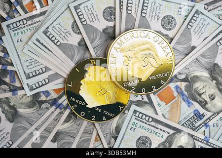 KIEW, UKRAINE - 13. DEZEMBER 2025 Trump Goldmünze auf großen Mengen von US-Dollar-Banknoten Stockfoto