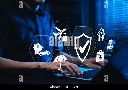 Versicherungs- und Schutzkonzept. Symbole für Leben, Gesundheit, Reisen, Auto und Heim, repräsentiert Risikomanagement, finanzielle Sicherheit und di Stockfoto