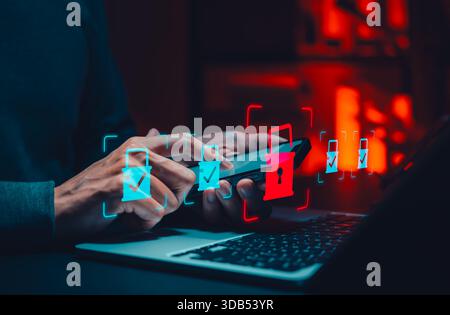 Cybersicherheit und Datenschutzkonzept. Person, die ein Smartphone mit digitalen Vorhängeschloss-Symbolen verwendet, die sicheren Zugang, Risikovermeidung, Stockfoto