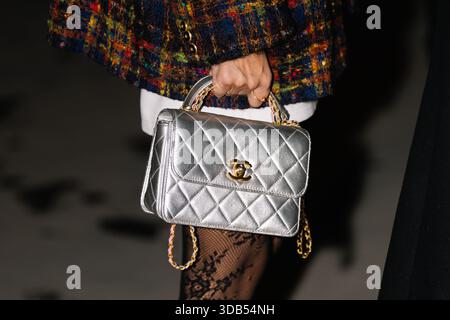 Paris, Frankreich - 6. Oktober 2025: Frau trägt eine silberne Tasche mit Chanel-Griff. Modisches Outfit Handtaschen-Details, Street-Style-Look Stockfoto