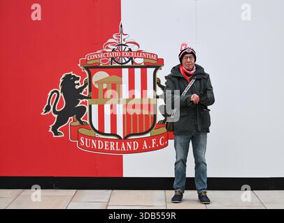 Sunderland, Großbritannien. Dezember 2025. Sunderland Fans beim Spiel der Premier League 2025/26 League zwischen Sunderland und Newcastle United FC im Stadium of Light am 14. Dezember 2025 in Sunderland, England. Quelle: SPP Sport Pressefoto. /Alamy Live News Stockfoto