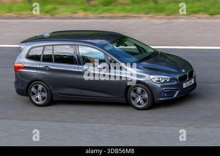 2016 Grau BMW 220i Sport Auto, kompakter Motor mit Hinterradantrieb; Reisen in Manchester, Großbritannien Stockfoto