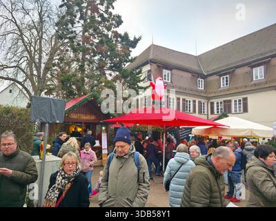 Nürningen, Deutschland, 13. Dezember 2025, wunderschöne weihnachtsmarkt-Landschaft in alten Straßen voller Besucher bei Tageslicht Stockfoto