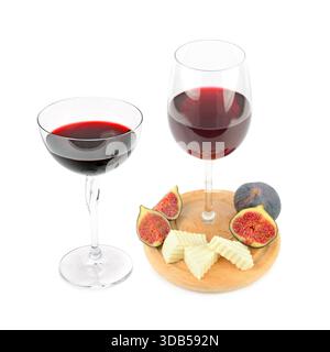 Zwei Gläser Rotwein werden zusammen mit einem kleinen Holzbrett mit geschnittenen Feigen und Stücken Gourmetkäse präsentiert. Stockfoto