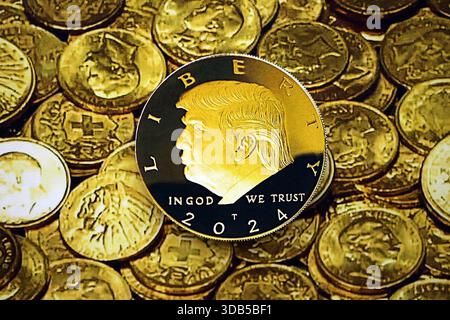 KIEW, UKRAINE - 13. DEZEMBER 2025 Trump Goldmünze auf glänzenden goldenen Münzen Hintergrunddruck Nahaufnahme Stockfoto