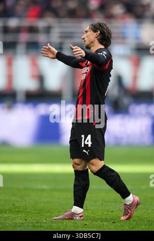 Mailand, Italien. Dezember 2025. Mailand, Italien. Dezember 2025. Luka Modric vom AC Milan sieht während des Fußballspiels der Serie A zwischen AC Milan und US Sassuolo aus. Credit: Nicolò Campo/Alamy Live News Credit: Nicolò Campo/Alamy Live News Stockfoto