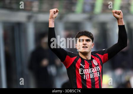 Mailand, Italien. Dezember 2025. Mailand, Italien. Dezember 2025. Davide Bartesaghi vom AC Milan feiert, nachdem er während des Fußballspiels der Serie A zwischen AC Milan und US Sassuolo ein Tor geschossen hat. Credit: Nicolò Campo/Alamy Live News Credit: Nicolò Campo/Alamy Live News Stockfoto