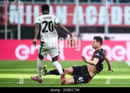 Mailand, Italien. Dezember 2025. Mailand, Italien. Dezember 2025. Alieu Fadera von US Sassuolo wird von Matteo Gabbia vom AC Milan während des Serie A Fußballspiels zwischen AC Milan und US Sassuolo bekämpft. Credit: Nicolò Campo/Alamy Live News Credit: Nicolò Campo/Alamy Live News Stockfoto