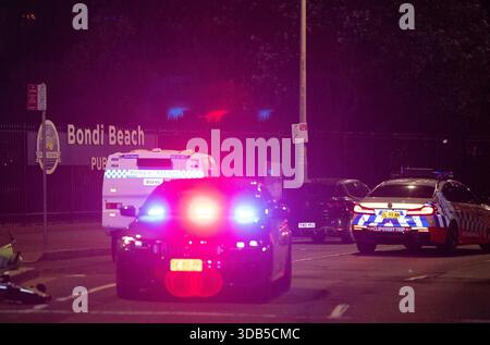 Sydney, Australien. Dezember 2025. Polizeifahrzeuge werden am 14. Dezember 2025 in der Nähe des Schießplatzes am Bondi Beach in Sydney, Australien, gesichtet. Mindestens 12 Menschen sind nach einer Schießerei am Bondi Beach in Sydney am Sonntagabend gestorben, sagte New South Wales Premier Chris Minns. Einer der Täter war unter den Toten und ein anderer befindet sich in Haft, die Australian Broadcasting Corporation (ABC) zitierte Minns als Aussage. Quelle: Ma Ping/Xinhua/Alamy Live News Stockfoto