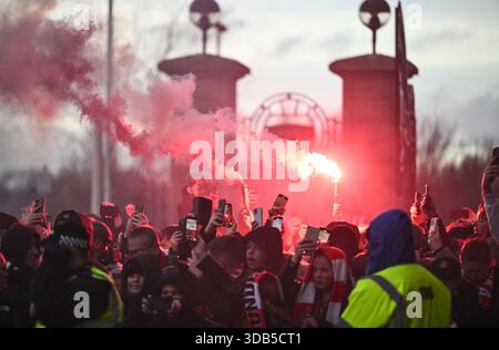 Sunderland, Großbritannien. Dezember 2025. Sunderland Fans beim Spiel der Premier League 2025/26 League zwischen Sunderland und Newcastle United FC im Stadium of Light am 14. Dezember 2025 in Sunderland, England. Quelle: SPP Sport Pressefoto. /Alamy Live News Stockfoto